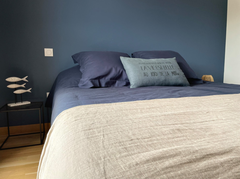 Kleines Maritimes Hauptschlafzimmer mit blauer Wandfarbe, hellem Holzboden und beigem Boden in Sonstige