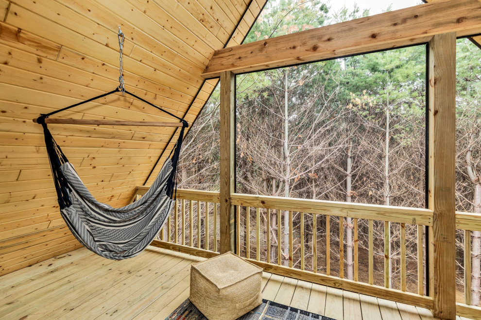 Cette photo montre une terrasse sur le toit montagne avec des solutions pour vis-à-vis, une extension de toiture et un garde-corps en bois.