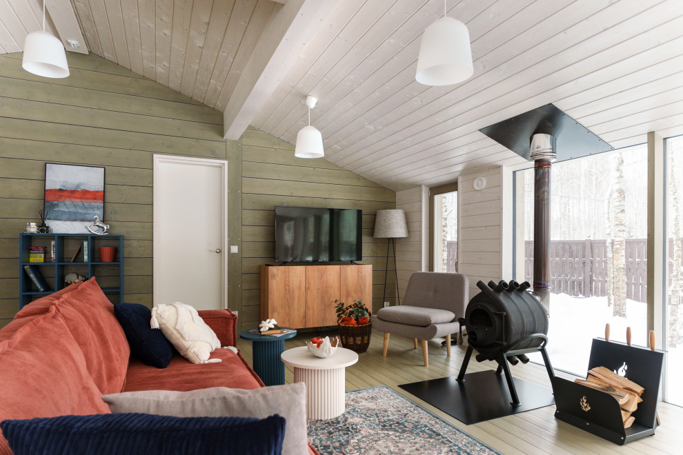 Уютный дом среди берез