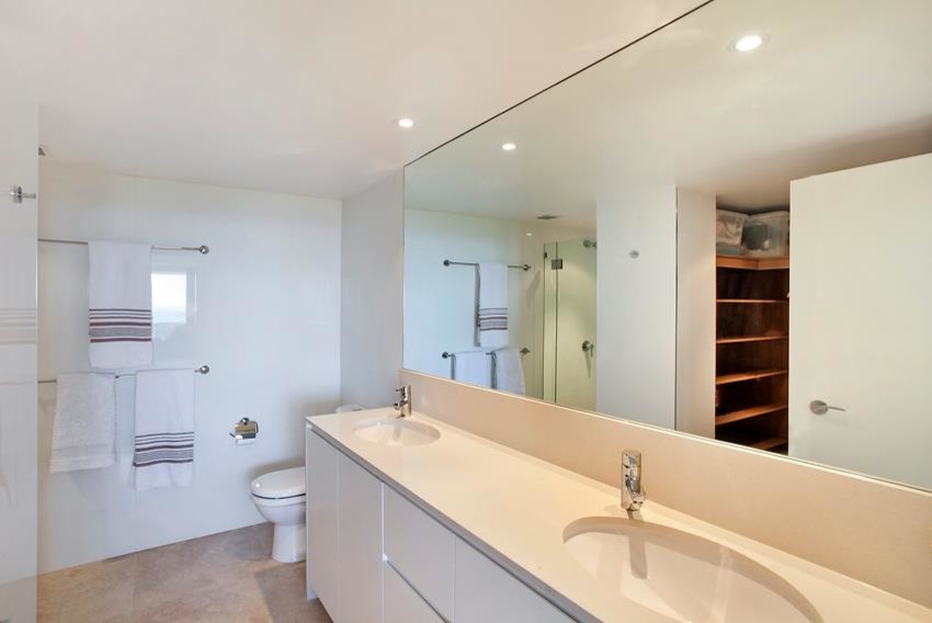 This is an example of a contemporary bathroom in Sydney.
