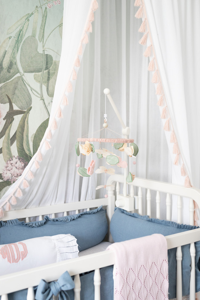 Idée de décoration pour une chambre de bébé style shabby chic.