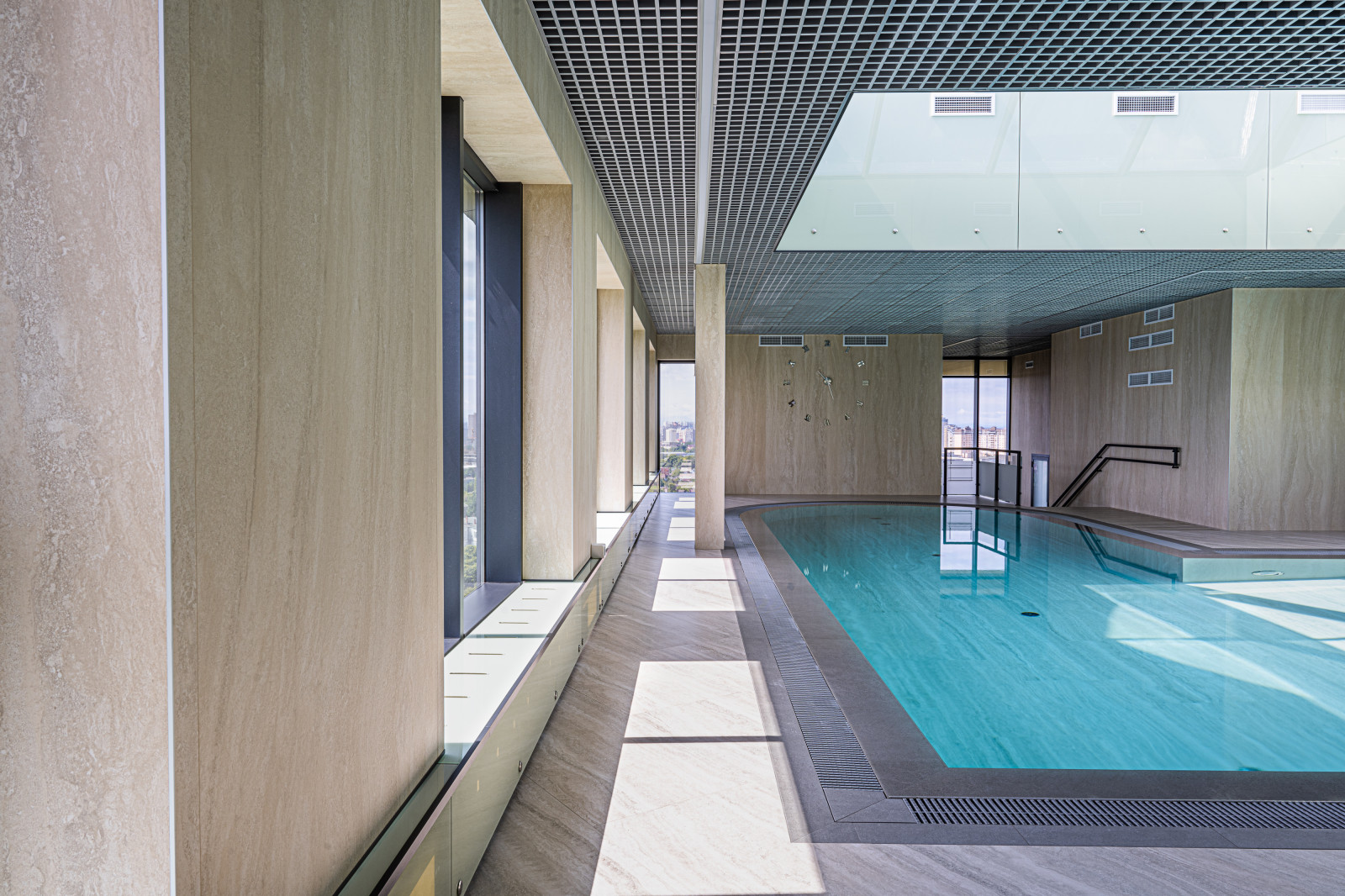 Плавательный бассейн на 17 этаже жилого здания