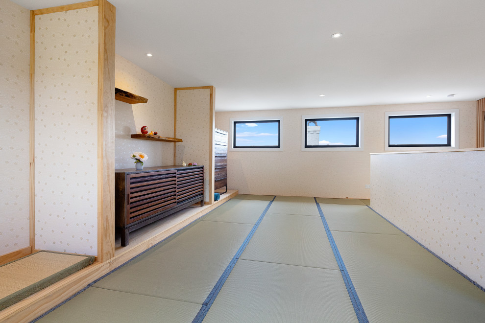 Inspiration pour une chambre asiatique avec un mur blanc, un sol de tatami et du papier peint.
