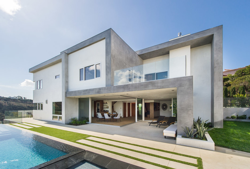 This is an example of a contemporary two-storey exterior in Los Angeles with a flat roof.