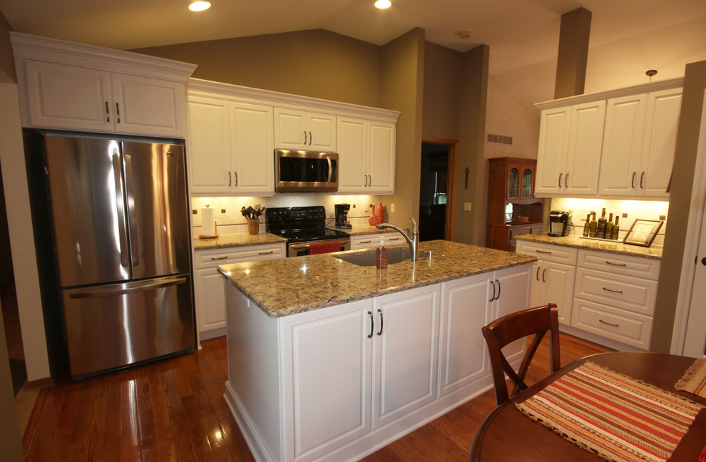 Inspiration for a transitional kitchen remodel in Milwaukee
