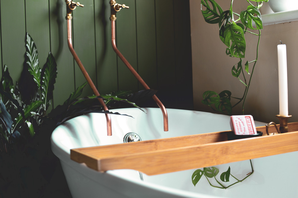 Cette photo montre une salle de bain éclectique de taille moyenne pour enfant avec une baignoire indépendante, un mur vert et du lambris de bois.