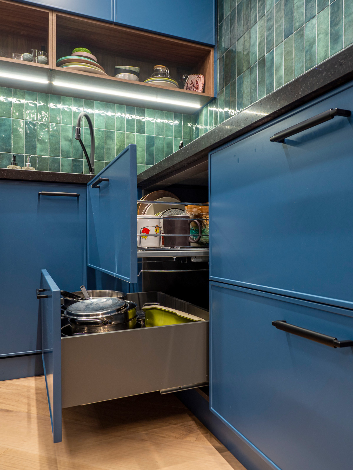 Кухня в современном стиле со встроенным аквариумом