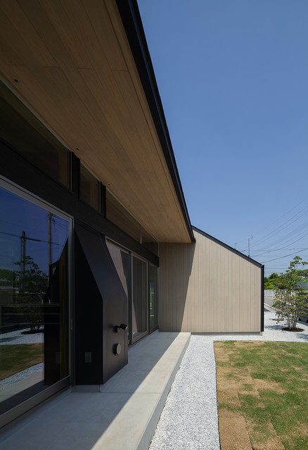 四隅のいえ moderno-fachada