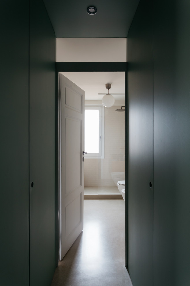 Exemple d'une salle d'eau scandinave avec un sol beige, un placard à porte affleurante, des portes de placard grises, WC suspendus, un carrelage beige, des carreaux de porcelaine, un mur blanc, une vasque, un plan de toilette en bois, un plan de toilette marron, meuble simple vasque et meuble-lavabo suspendu.