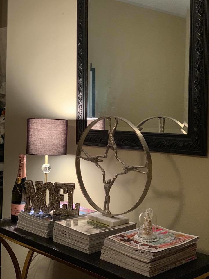 Example of a transitional home design design in Toronto