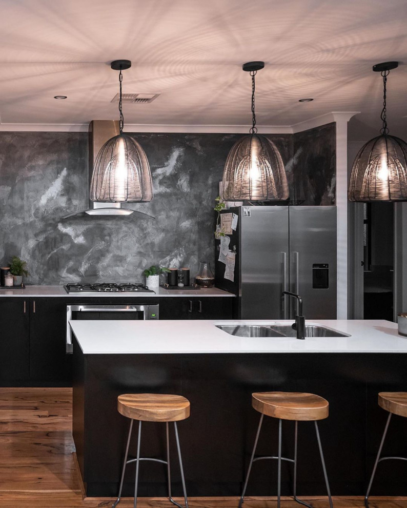 Акцентная стена с характером: матовая декоративная штукатурка в оттенке графит