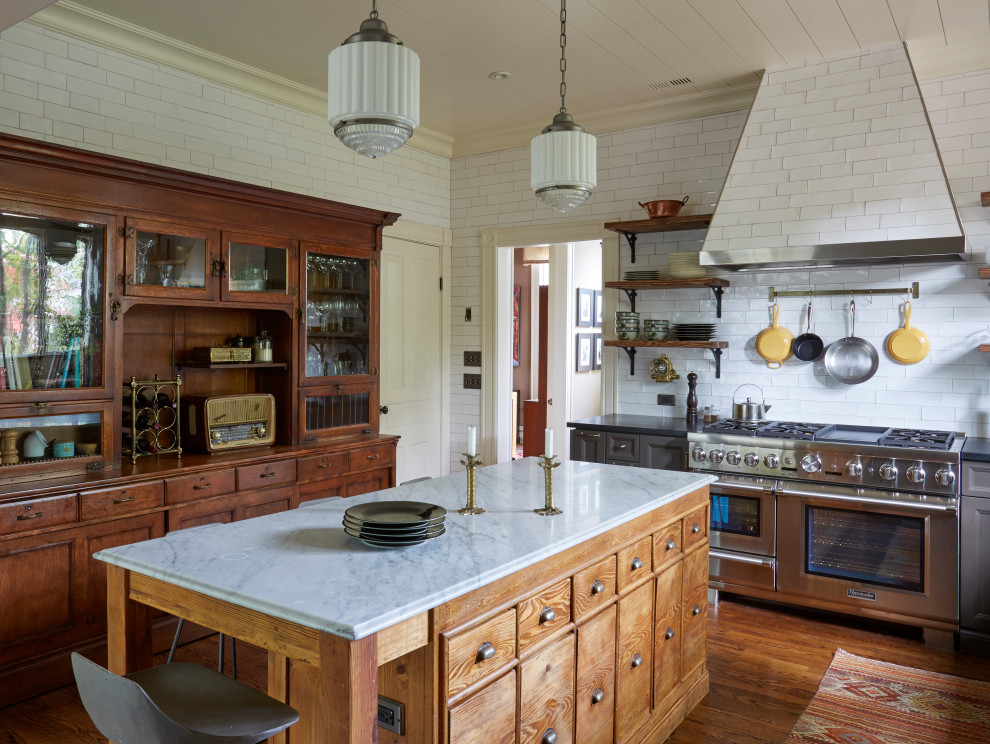Example of a transitional kitchen design in Chicago