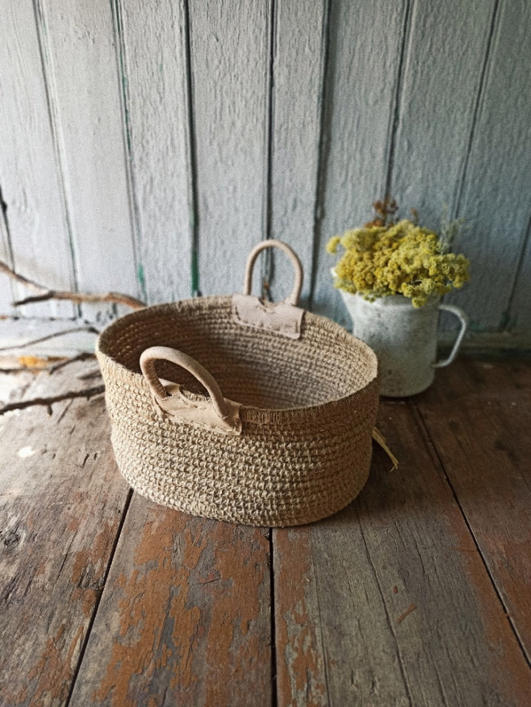 Корзина из джута с кожаными ручками