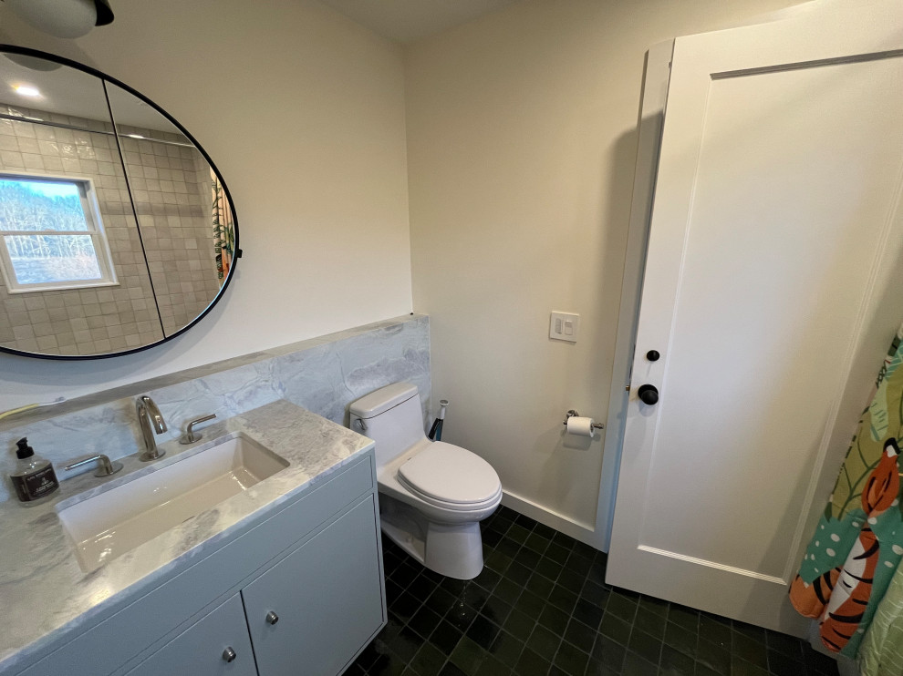 На фото: большая ванная комната в стиле модернизм с плоскими фасадами, серыми фасадами, полновстраиваемой ванной, душем над ванной, унитазом-моноблоком, бежевой плиткой, терракотовой плиткой, белыми стенами, полом из терракотовой плитки, врезной раковиной, столешницей из гранита, бежевым полом, шторкой для ванной, серой столешницей, нишей, тумбой под одну раковину и встроенной тумбой с