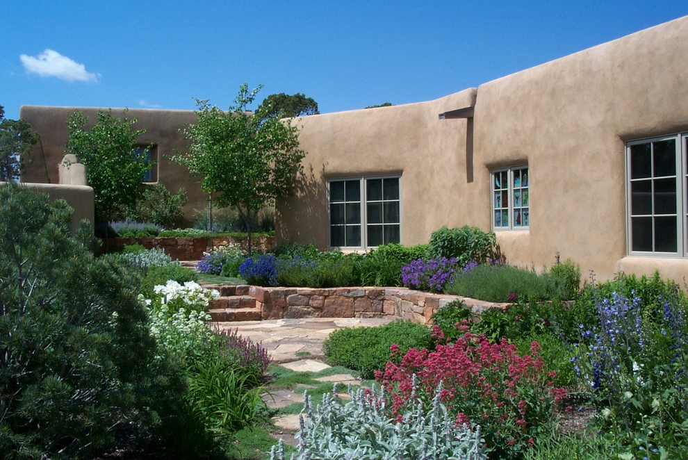 Photo of a contemporary courtyard garden in Albuquerque with natural stone pavers.