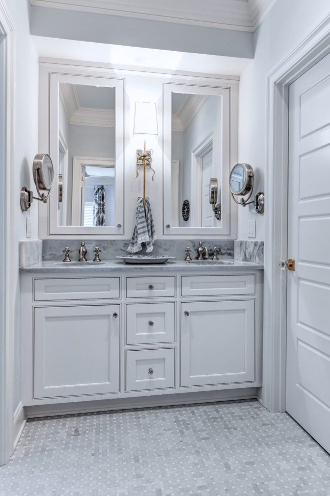 チャールストンにあるラグジュアリーな小さなトラディショナルスタイルのおしゃれな浴室 (インセット扉のキャビネット、白いキャビネット、大理石の床、アンダーカウンター洗面器、洗面台2つ、造り付け洗面台) の写真