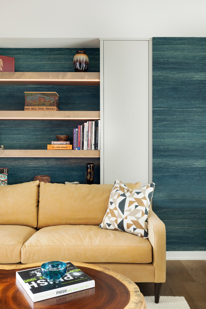 Réalisation d'un bureau design avec un mur bleu, un sol en bois brun, un bureau intégré, un sol marron, un plafond voûté et du papier peint.
