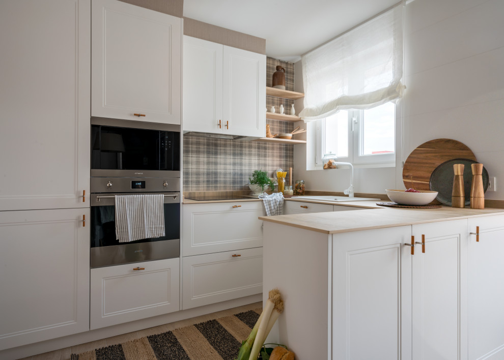 Idéer för ett litet klassiskt brun kök, med en rustik diskho, luckor med profilerade fronter, vita skåp, grått stänkskydd, stänkskydd i keramik, integrerade vitvaror, klinkergolv i porslin, en halv köksö och brunt golv