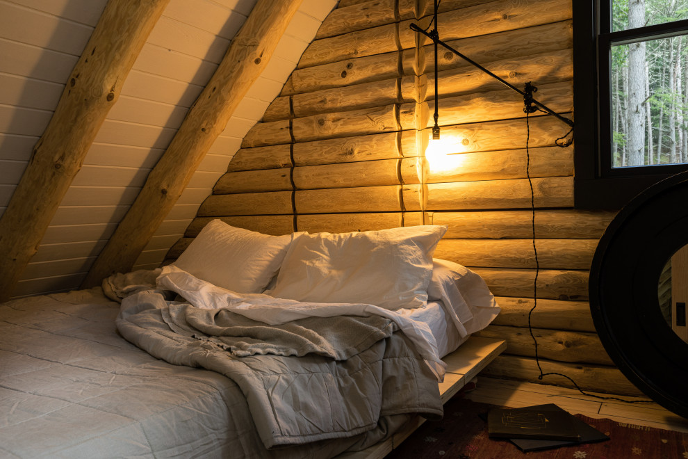 Источник вдохновения для домашнего уюта: маленькая гостевая спальня (комната для гостей) в стиле ретро с бежевыми стенами, полом из фанеры, балками на потолке и деревянными стенами для на участке и в саду