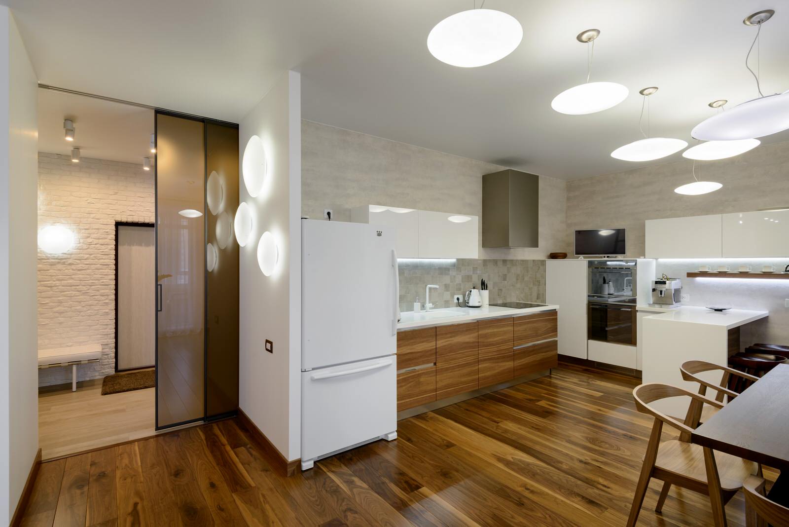 Квартира, в которой много дерева и белых стен