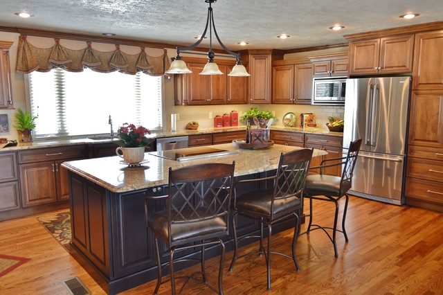 Warm Designer Kitchen traditional-kitchen