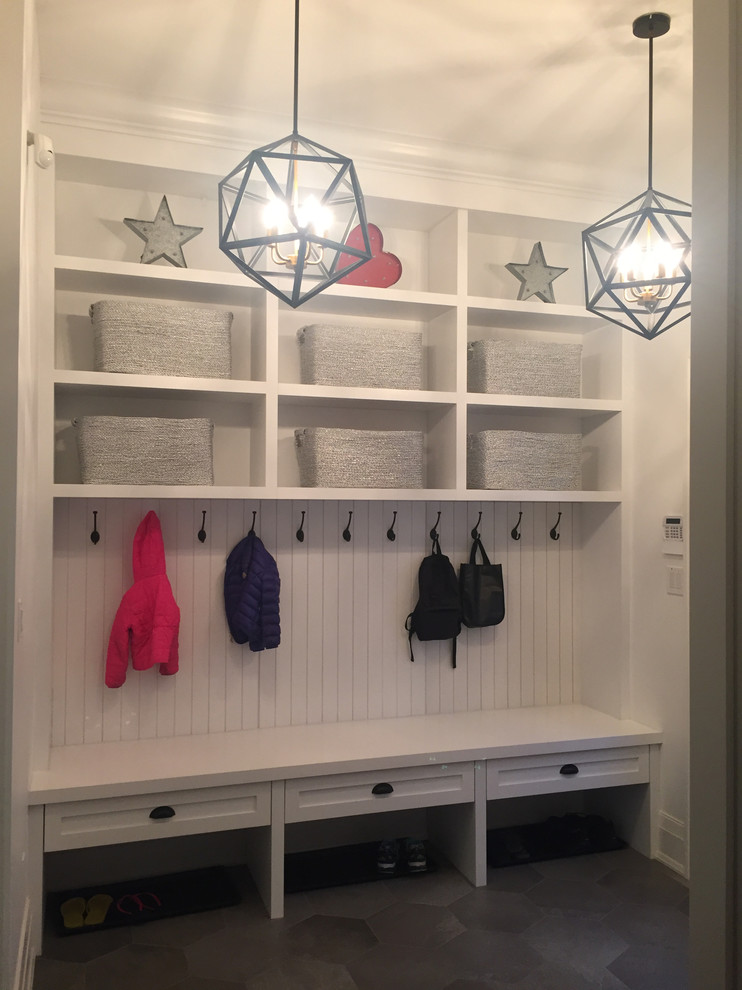 Example of a transitional entryway design in Toronto