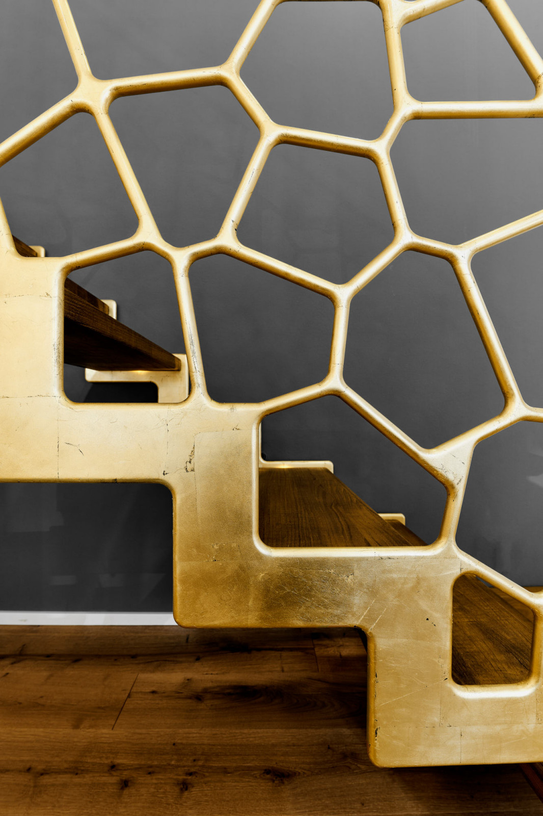 Ограждение лестницы с золотым покрытием