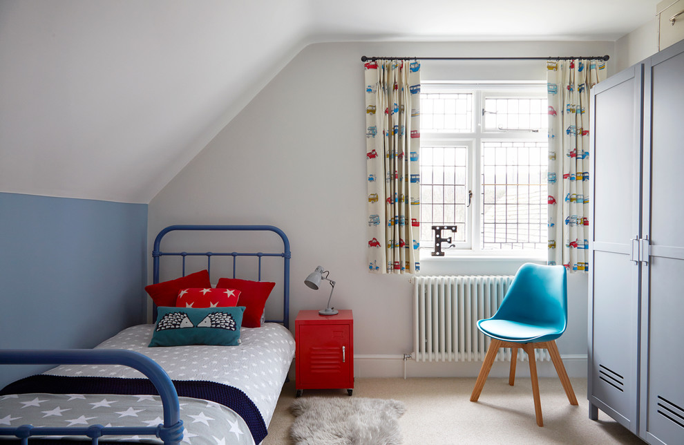 Design ideas for a transitional kids' bedroom for kids 4-10 years old and boys in Surrey with multi-coloured walls, carpet and beige floor.