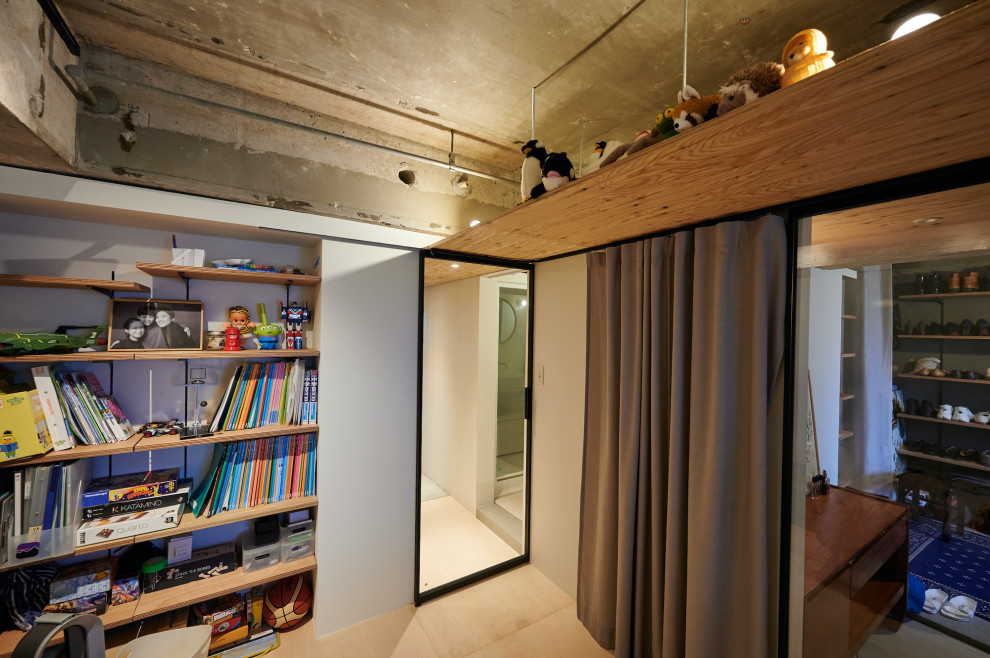 Foto di una cameretta per bambini industriale di medie dimensioni con pareti bianche, pavimento beige, travi a vista e pareti in perlinato