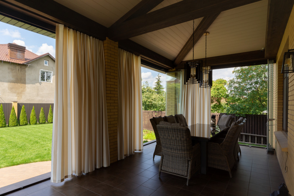 Классическая терраса с безрамным остеклением