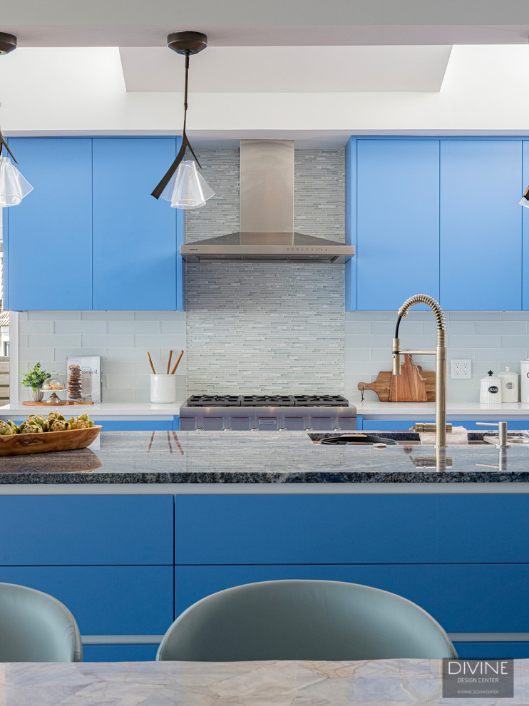 Ispirazione per un'ampia cucina chic con ante di vetro, ante blu, top in marmo, elettrodomestici in acciaio inossidabile, pavimento in legno massello medio, pavimento marrone e top blu
