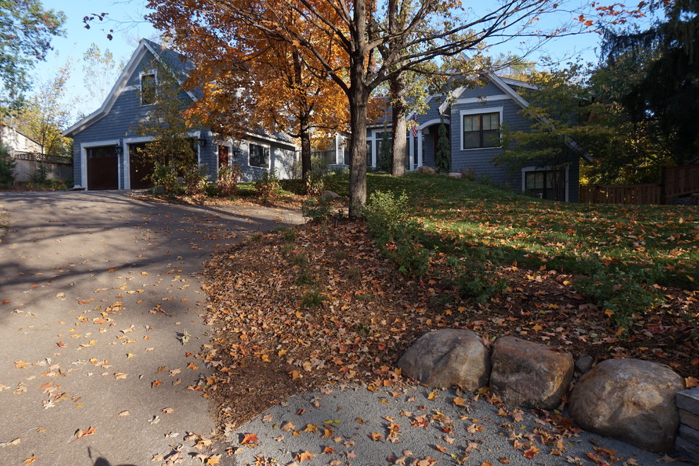 Inspiration for a mid-sized rustic partial sun front yard driveway in Minneapolis.