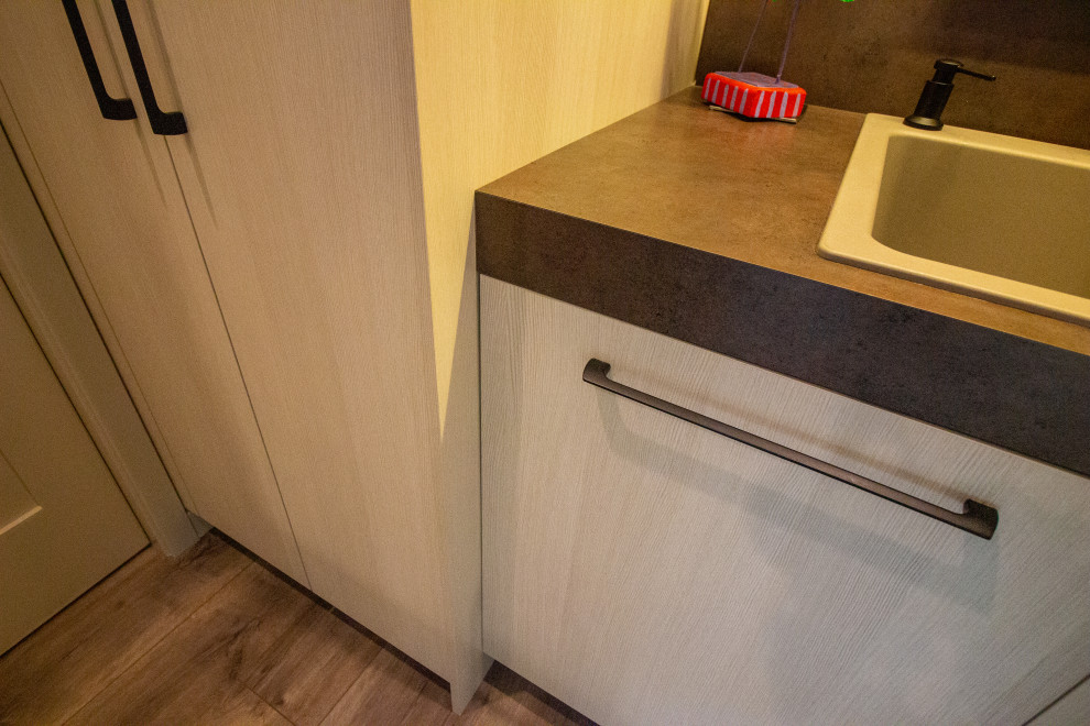 Contemporary Treehouse Laundry Room