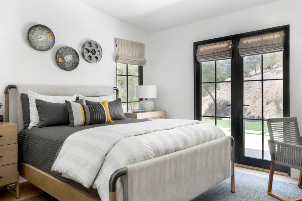 Идея дизайна: хозяйская спальня среднего размера в современном стиле с белыми стенами и паркетным полом среднего тона без камина