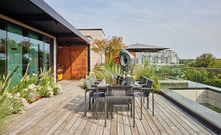 Roof Deck Above the City Blooms as a Garden in the Sky (15 photos)