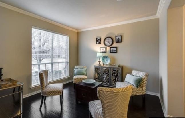 Transitional home design photo in Dallas
