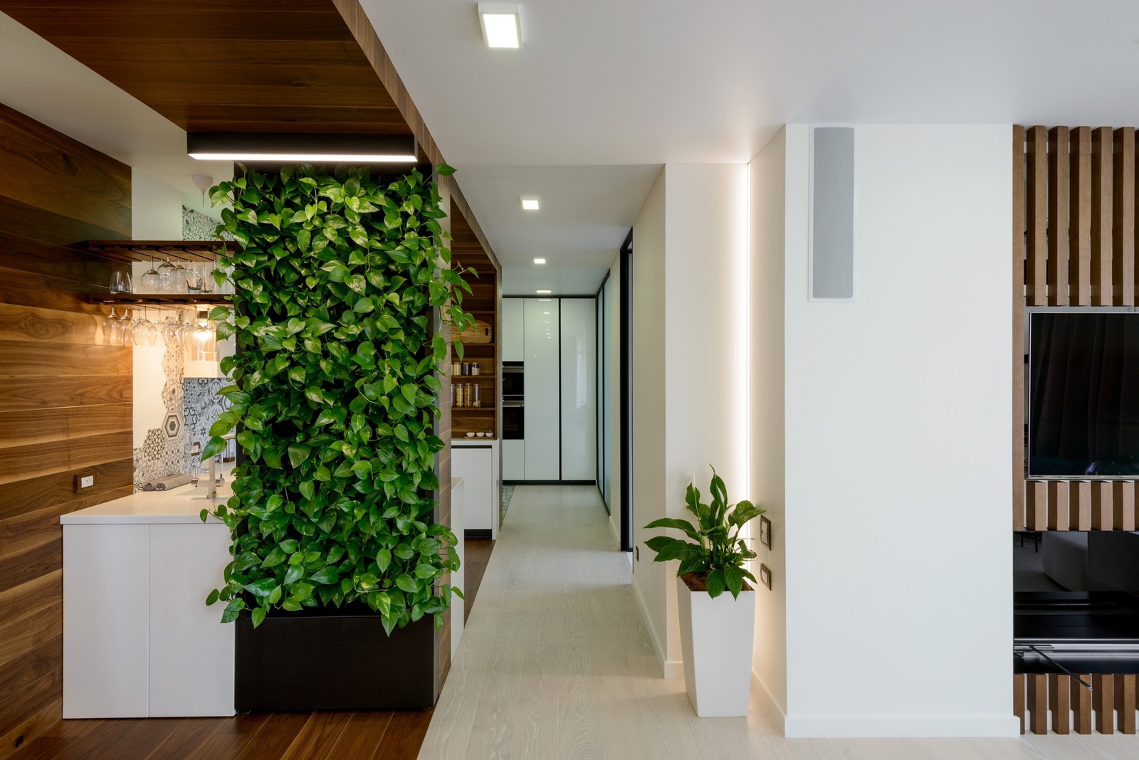 Просторная квартира с деревянными колоннами