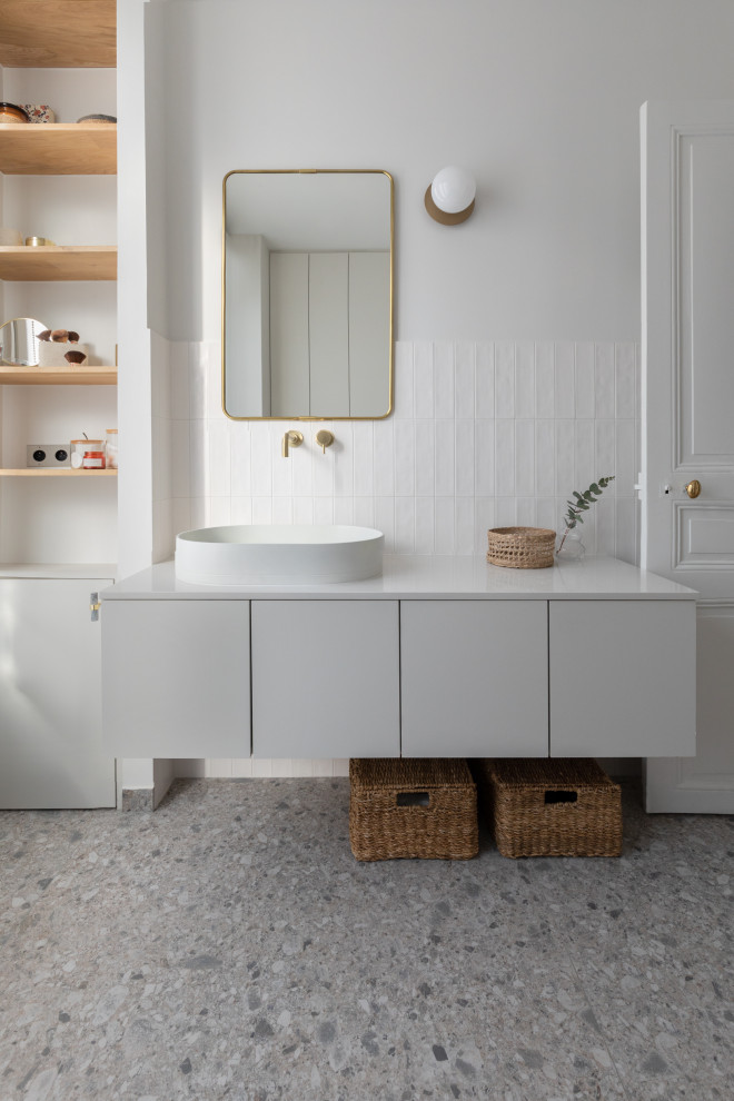 Inspiration for a contemporary bathroom remodel in Paris