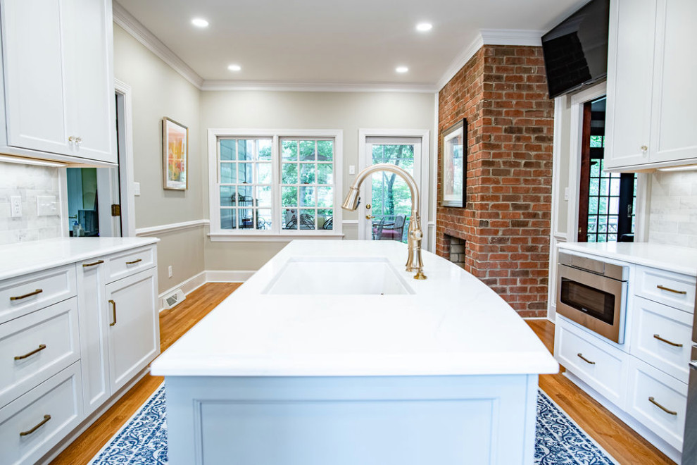 Kitchen - transitional kitchen idea