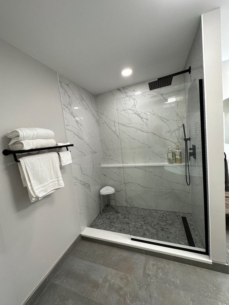 На фото: ванная комната в стиле модернизм с тумбой под две раковины