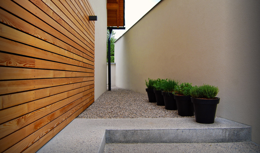 Inspiration for a contemporary garden in Other with gravel.