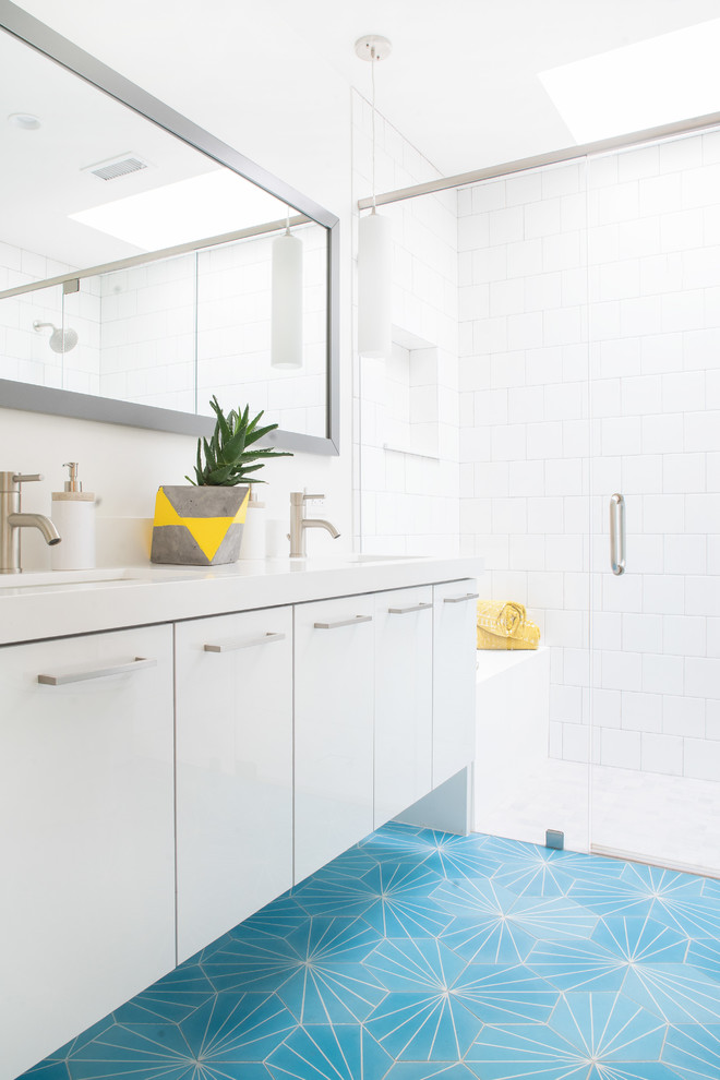 Photo of a mid-sized midcentury kids bathroom in Orange County with flat-panel cabinets, white cabinets, a curbless shower, white tile, ceramic tile, white walls, porcelain floors, a vessel sink, engineered quartz benchtops, black floor and a hinged shower door.