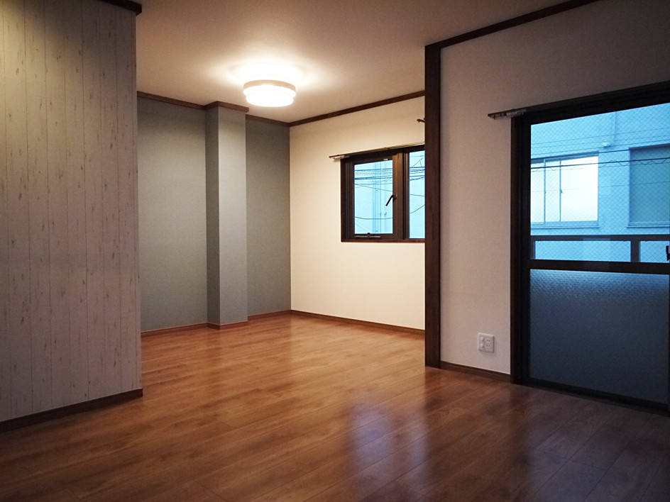 Asian open concept living room in Tokyo with grey walls, plywood floors and brown floor.