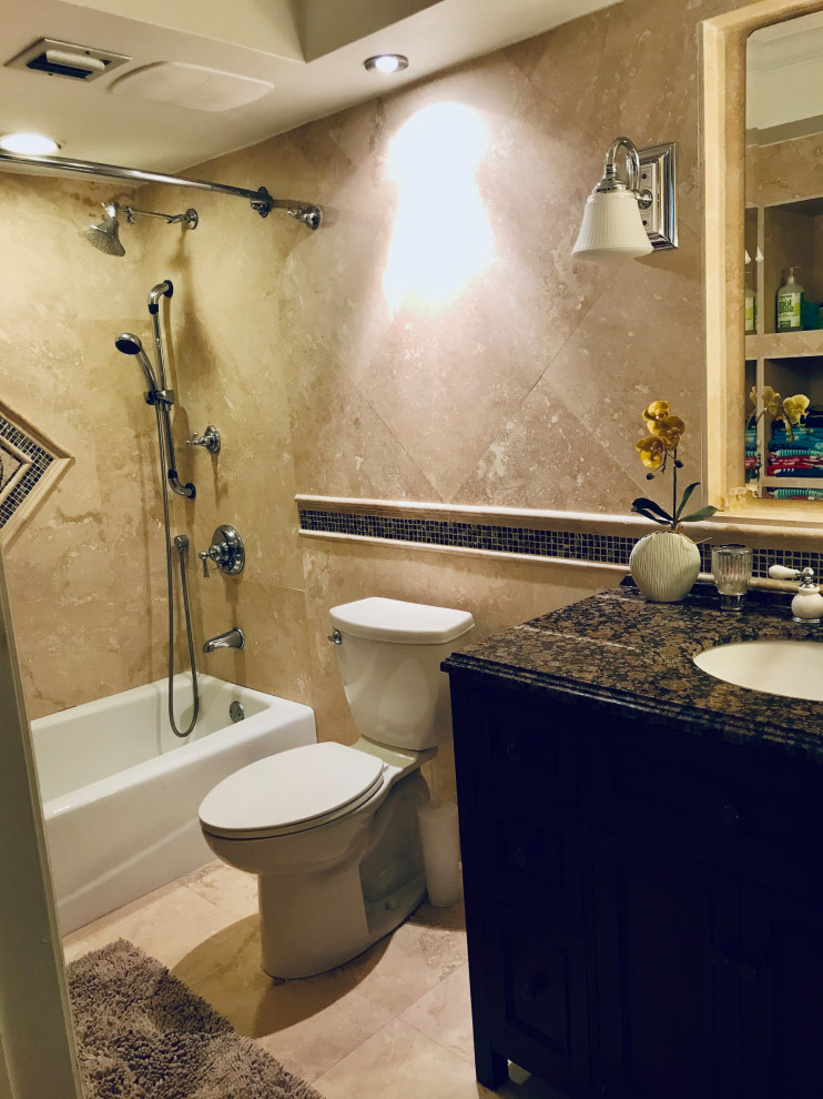 Ejemplo de cuarto de baño mediterráneo de tamaño medio con paredes beige, suelo de mármol y suelo negro