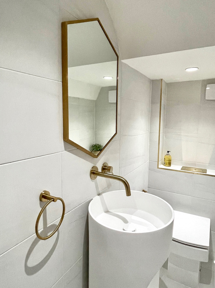 Kleine Moderne Gästetoilette mit weißen Schränken, Toilette mit Aufsatzspülkasten, weißen Fliesen, Porzellanfliesen und freistehendem Waschtisch in London