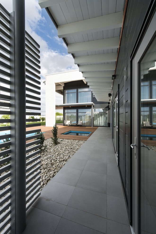 Photo of a mid-sized contemporary deck in Moscow.
