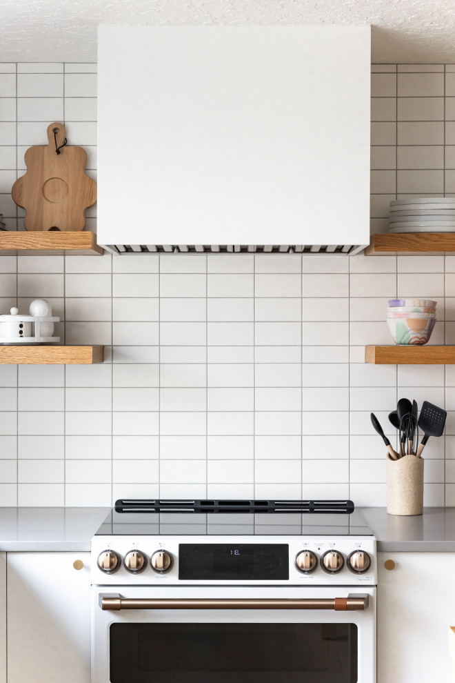 Idee per una cucina abitabile di medie dimensioni con ante lisce, ante bianche, top in quarzite, paraspruzzi bianco, elettrodomestici bianchi e top grigio