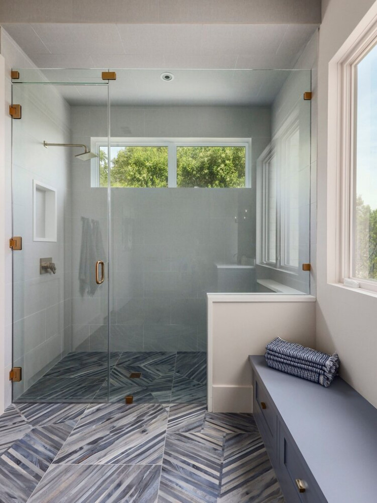FRAMELESS SHOWER WITH FIXED TRANSOM