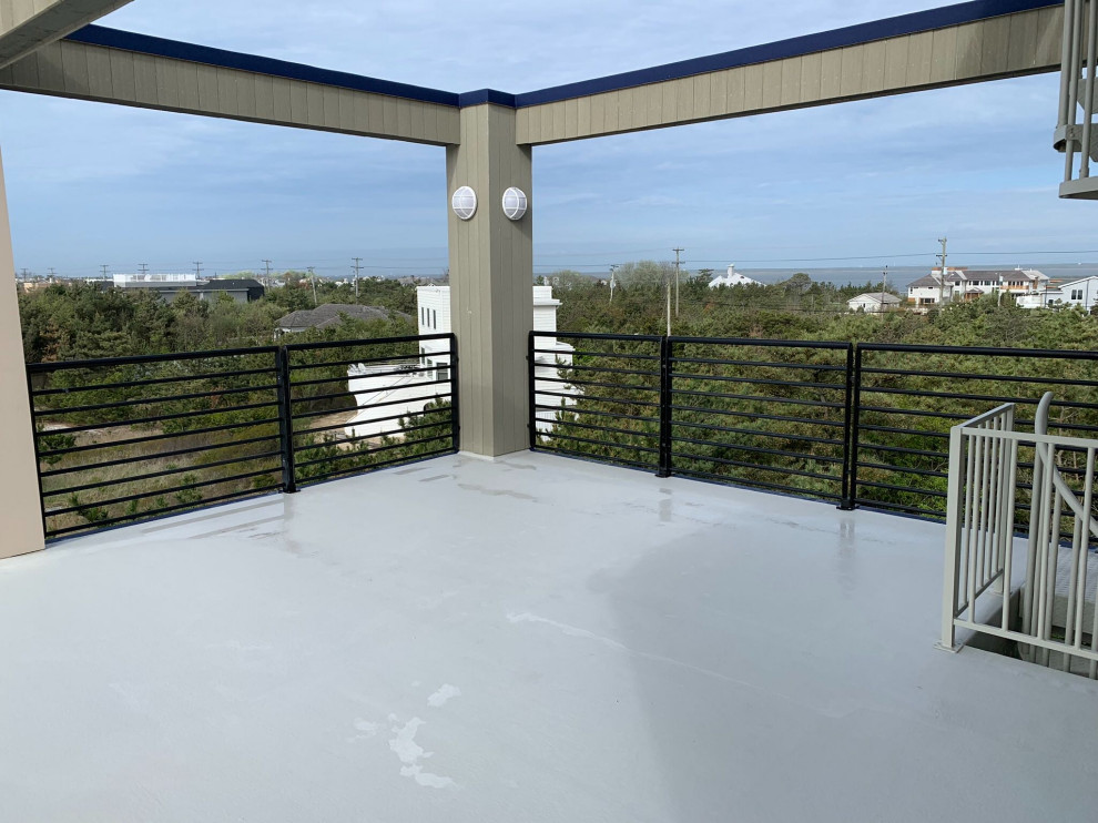 Ispirazione per una terrazza moderna sul tetto con parapetto in metallo