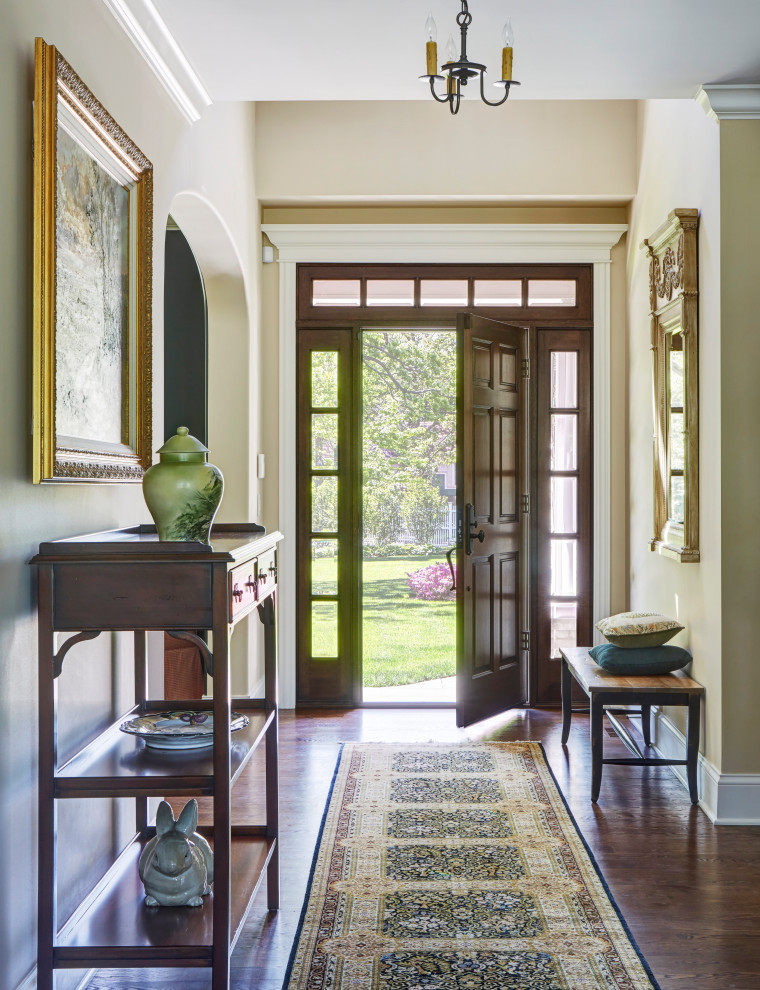 Mittelgroßes Klassisches Foyer mit beiger Wandfarbe, braunem Holzboden, Einzeltür, dunkler Holzhaustür und braunem Boden in Chicago
